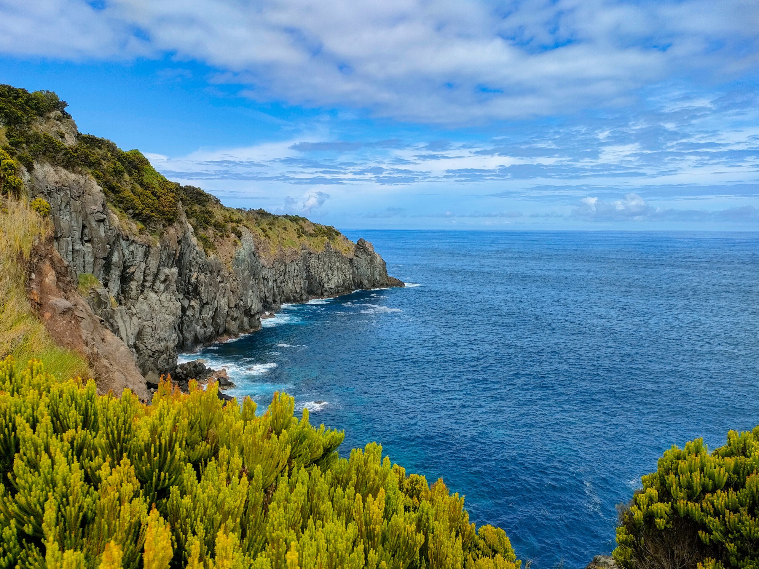 Terceira, szlak trekkingowy Baías da Agualva, widok na ocean i klify