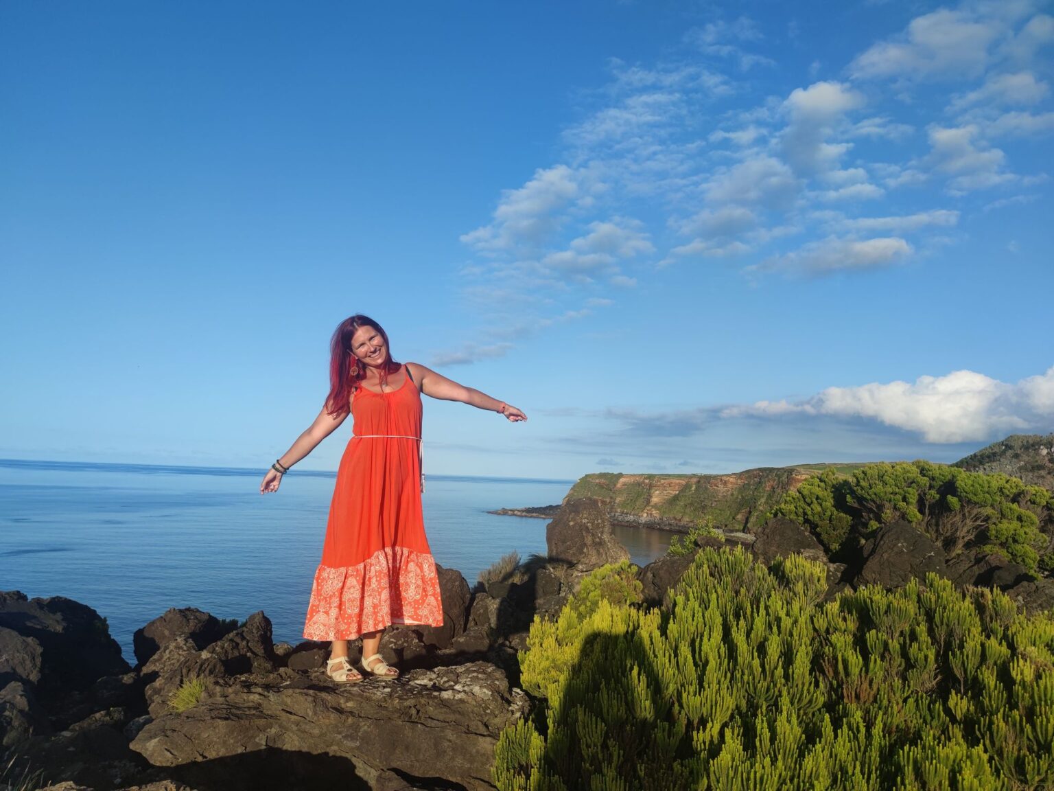 Terceira, szlak trekkingowy Baías da Agualva, Milena na skale na tle oceanu