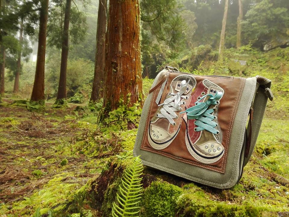 Jak się spakować na Azory - torebka na tle drzew