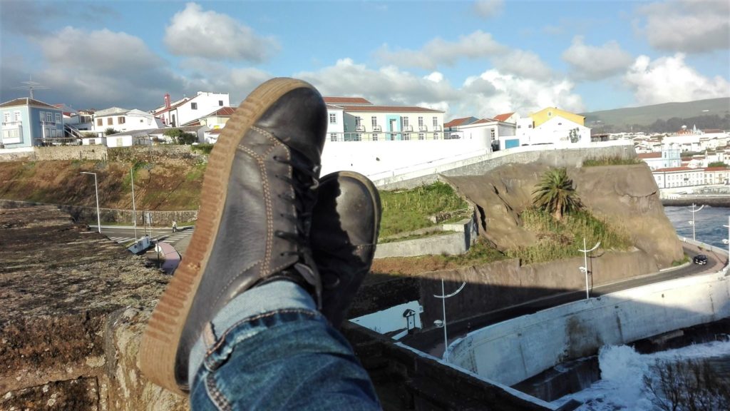 Buty, widok na zatokę w Angrze