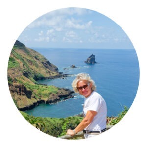 Azory - zdjęcie klientki na tle skał i oceanu