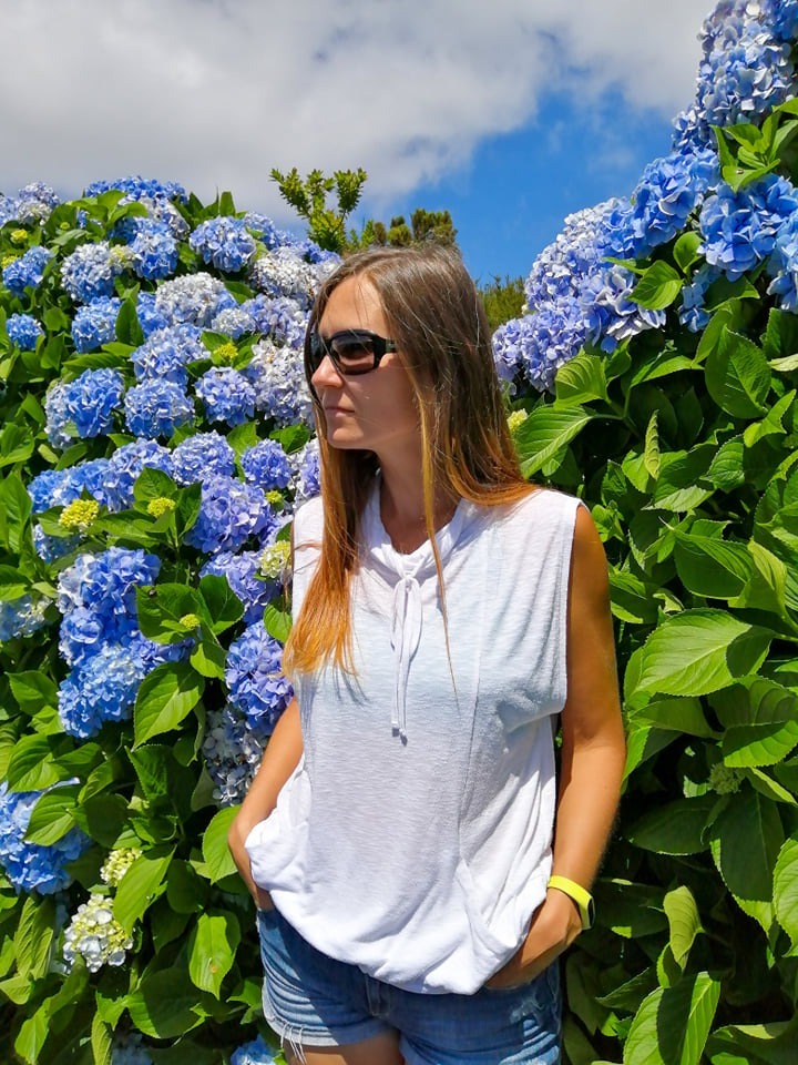 Milena w hortensjach