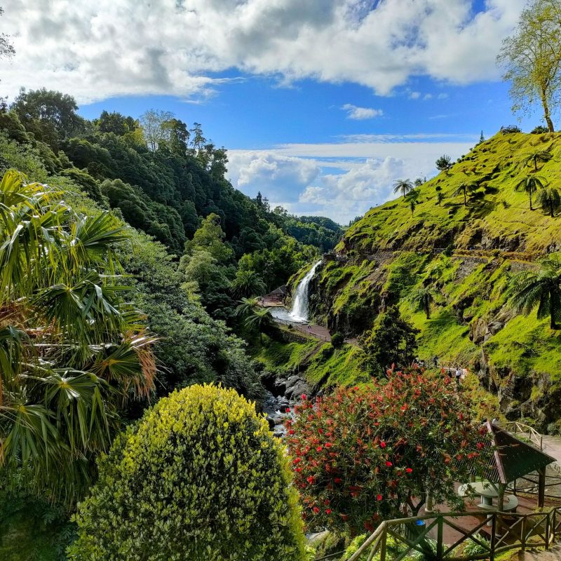 Parque Natural da Ribeira dos Caldeirões - zielone wzgórza, rzeka, wodospad, drzewa