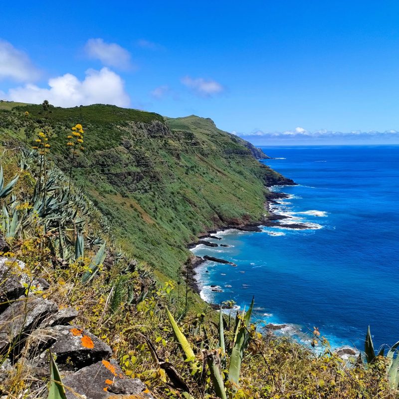 Santa Maria, okolice Malbusca - wzgórza, klify, ocean, niebieskie niebo, chmury